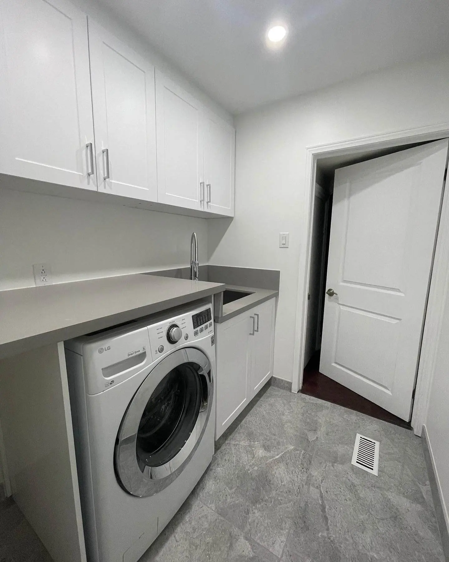 Laundry room in Markham, ON